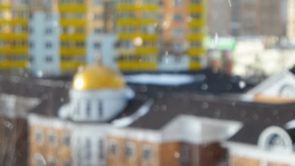 Iglesia Grebnevskaya, Odintsovo, región de Moscú, Rusia. Día soleado nevado de invierno. Fondo borroso, nieve cayendo en foco . — Vídeo de stock