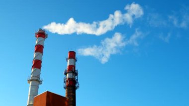 Kazan evin baca. Açık mavi gökyüzü karşı Buhar. Kentin sanayi bölgesi.