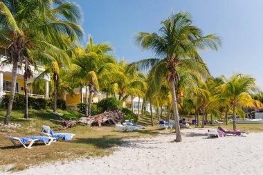 Turistler, Varadero kumlu plajda rahatlayın. Küba.