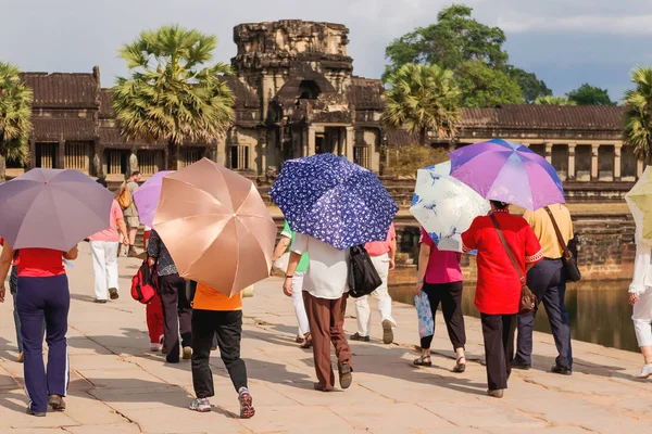 SIEM REAP, CAMBODIA - March 18, 2009. Tourists in Angkor Wat, largest religious complex, UNESCO World Heritage Site. — Stock Photo, Image