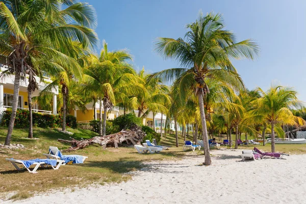 Tourists relax on Varadero sandy beach. Cuba. — Stock Photo, Image