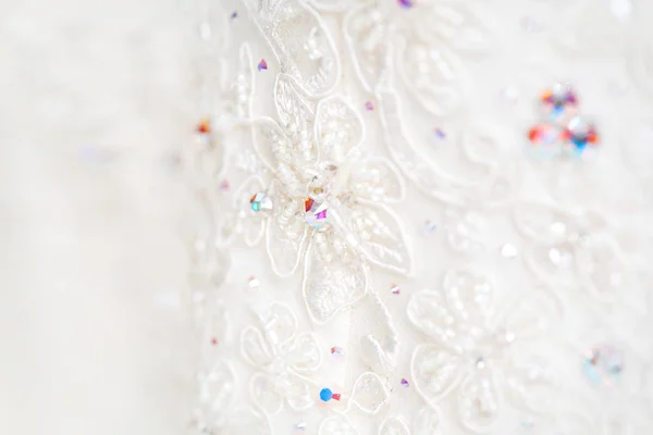 Vestido de novia con elementos bordados y abalorios. Accesorio simbólico tradicional de la novia . — Foto de Stock