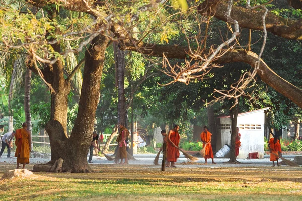 Siem Reap, Cambodia - 25 januari 2011. Tidig solig morgon i templet komplex av Angkor Wat. Munkar och noviser av kloster svepande tempelområdet. — Stockfoto