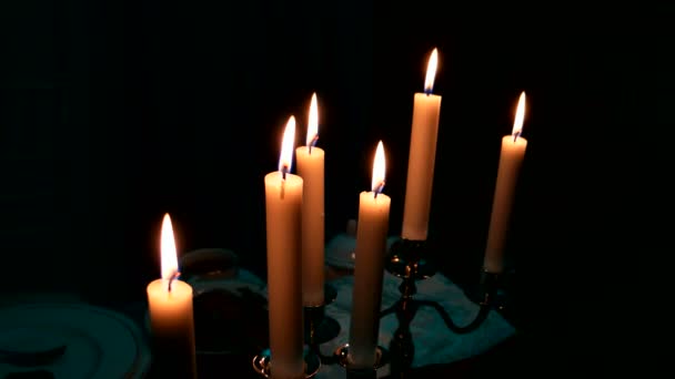Στοιχείο του ντεκόρ - αναμμένα κεριά σε κηροπήγια. — Αρχείο Βίντεο