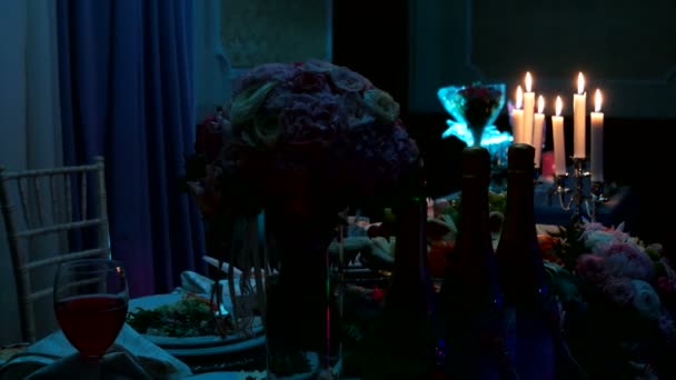 キャンドル ホルダーにキャンドルを燃焼 - 装飾の要素. — ストック動画