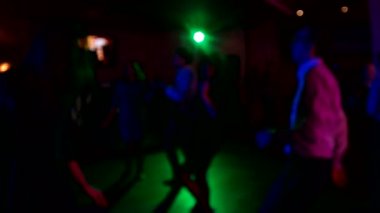 Düğün. Gelin ve damat, çiftler ve misafirler dans. Odak yavaş hareketli küçük resim dışında.