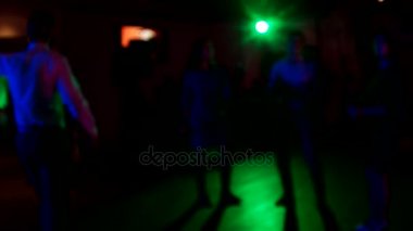 Düğün. Gelin ve damat, çiftler ve misafirler dans. Odak yavaş hareketli küçük resim dışında.