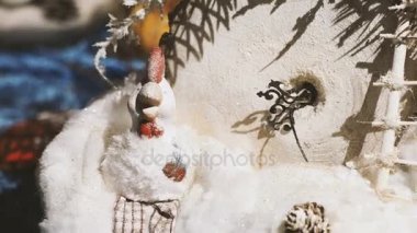 Noel ve yeni yıl 2017 sembolü - horoz ve ellerini hareket ile izle.