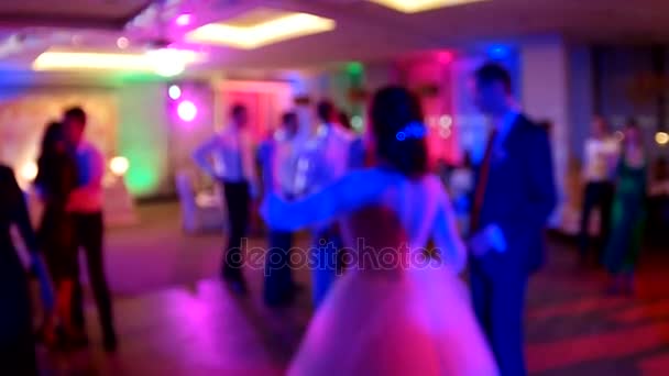 Boda. Novia y novio bailando, parejas e invitados. Clip de cámara lenta fuera de foco . — Vídeo de stock