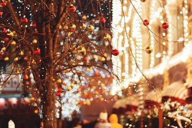 Moskova sokaklarında Noel ve yeni yıl kutlama için dekore edilmiştir. Ağaç parlak kırmızı ve sarı top ile. Ampuller ile binalar. Rusya.