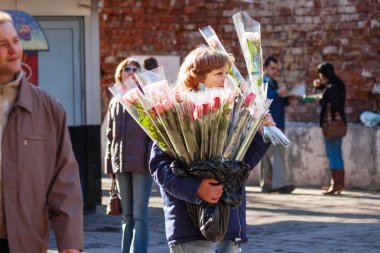 Moskova, Rusya - 25 Mart 2007. Gül Arbat Caddesi üzerinde satan kadın. Güneşli bahar günü şehrin tarihi merkezi.