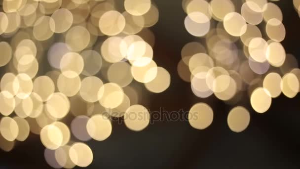 Luci notturne sfocate sfocate sfondo bokeh colorato. Vacanze lanterne colorate e ghirlande di lampadine . — Video Stock