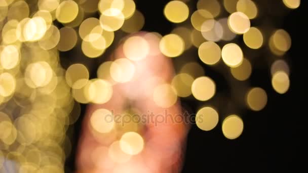 Desenfocado luces de la calle noche borrosa fondo bokeh colorido. Linternas coloridas de vacaciones y guirnaldas de bombillas . — Vídeos de Stock