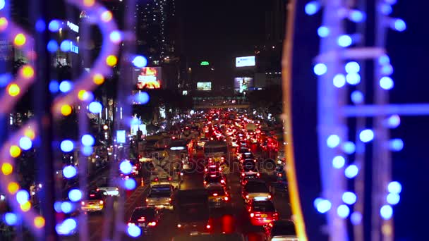 กรุงเทพฯ ประเทศไทย - มุมมองทางอากาศบนถนน การจราจรบนถนนในเวลากลางคืนจากด้านบน มุมมองจากการ์แลนด์ที่มีหลอดไฟสีสัน . — วีดีโอสต็อก