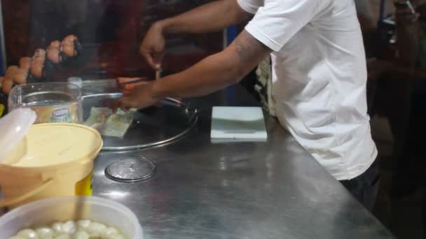 Μπανγκόκ, Ταϊλάνδη - άνδρας μαγειρεύει τηγανίτα με μπανάνες και γλυκό γάλα, παραδοσιακό επιδόρπιο στην Ασία. Μικρή καφετέρια του δρόμου. — Αρχείο Βίντεο