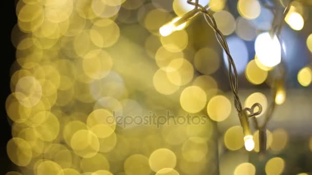 Defocused night street lights blurred colorful bokeh background. Holiday colorful lanterns and light bulbs garlands. — Stock Video