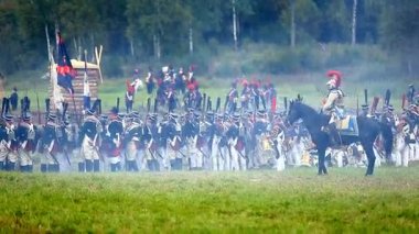 Vatanseverlik Savaşı 1812 yılın Borodino Muharebesi Borodino, Rusya Federasyonu - 06 Eylül 2015 - canlandırma. Turistler çit yerlerden olan performansı dikkat et. Moscow region, Rusya Federasyonu.