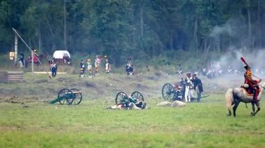 Vatanseverlik Savaşı 1812 yılın Borodino Muharebesi Borodino, Rusya Federasyonu - 06 Eylül 2015 - canlandırma. Turistler çit yerlerden olan performansı dikkat et. Moscow region, Rusya Federasyonu.