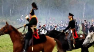 Vatanseverlik Savaşı 1812 yılın Borodino Muharebesi Borodino, Rusya Federasyonu - 06 Eylül 2015 - canlandırma. Turistler çit yerlerden olan performansı dikkat et. Moscow region, Rusya Federasyonu.