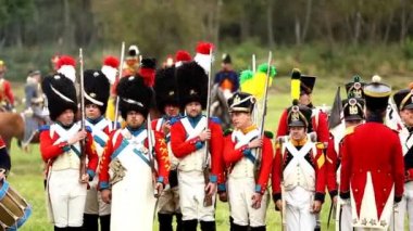 Vatanseverlik Savaşı 1812 yılın Borodino Muharebesi Borodino, Rusya Federasyonu - 06 Eylül 2015 - canlandırma. Turistler çit yerlerden olan performansı dikkat et. Moscow region, Rusya Federasyonu.