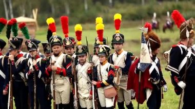 Vatanseverlik Savaşı 1812 yılın Borodino Muharebesi Borodino, Rusya Federasyonu - 06 Eylül 2015 - canlandırma. Turistler çit yerlerden olan performansı dikkat et. Moscow region, Rusya Federasyonu.