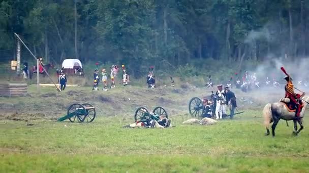 Borodino, Rosja - 06 września 2015 - rekonstrukcja bitwy pod Borodino wydarzeń Wojny Ojczyźnianej 1812 roku. Turystów obejrzeć występ od od miejsc, ogrodzony. Moscow region, Federacja Rosyjska. — Wideo stockowe