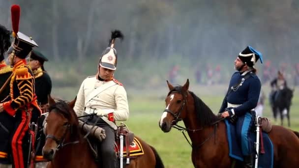 Borodino, Rusland - 06 September 2015 - re-enactment van de slag bij Borodino de patriottische oorlog van 1812 jaar. Toeristen bekijken de prestaties van uit de omheinde plaatsen. Moscow region, Rusland. — Stockvideo