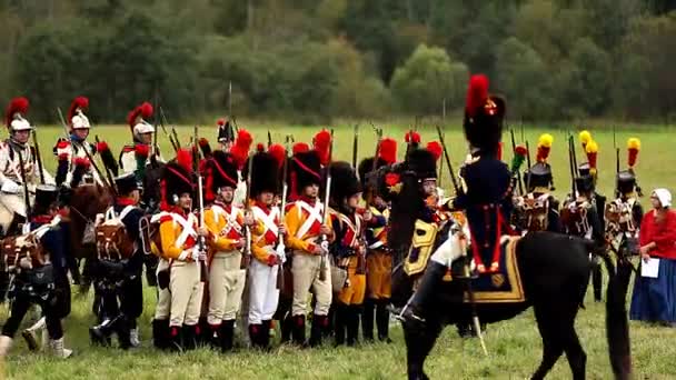 BORODINO, RUSIA - 06 de septiembre de 2015 - Representación de la batalla de Borodino la guerra patriótica de 1812 años. Los turistas ven la actuación desde los lugares cercados. Región de Moscú, Rusia . — Vídeos de Stock