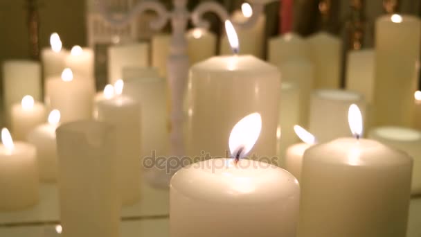 Елемент декору - багато палаючих свічок — стокове відео