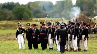 Vatanseverlik Savaşı 1812 yılın Borodino Muharebesi Borodino, Rusya Federasyonu - 06 Eylül 2015 - canlandırma. Turistler çit yerlerden olan performansı dikkat et. Moscow region, Rusya Federasyonu.