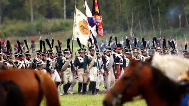 Vatanseverlik Savaşı 1812 yılın Borodino Muharebesi Borodino, Rusya Federasyonu - 06 Eylül 2015 - canlandırma. Turistler çit yerlerden olan performansı dikkat et. Moscow region, Rusya Federasyonu.