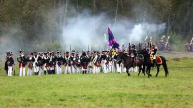 Vatanseverlik Savaşı 1812 yılın Borodino Muharebesi Borodino, Rusya Federasyonu - 06 Eylül 2015 - canlandırma. Turistler çit yerlerden olan performansı dikkat et. Moscow region, Rusya Federasyonu.