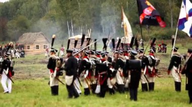 Vatanseverlik Savaşı 1812 yılın Borodino Muharebesi Borodino, Rusya Federasyonu - 06 Eylül 2015 - canlandırma. Turistler çit yerlerden olan performansı dikkat et. Moscow region, Rusya Federasyonu.