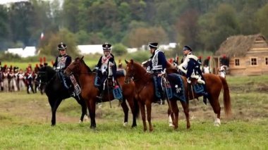 Vatanseverlik Savaşı 1812 yılın Borodino Muharebesi Borodino, Rusya Federasyonu - 06 Eylül 2015 - canlandırma. Turistler çit yerlerden olan performansı dikkat et. Moscow region, Rusya Federasyonu.
