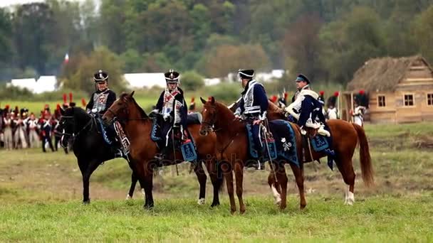 Vatanseverlik Savaşı 1812 yılın Borodino Muharebesi Borodino, Rusya Federasyonu - 06 Eylül 2015 - canlandırma. Turistler çit yerlerden olan performansı dikkat et. Moscow region, Rusya Federasyonu. — Stok video