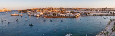 Valletta sahilinde manzarası Görünümü Sliema, Malta üzerinden Marsamxett üzerinden. Marsamxett limanının Panorama gün batımı görünümü.