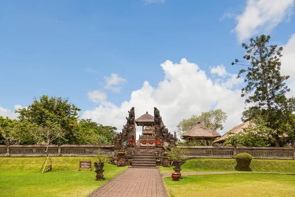 Templo Taman Ayun, un templo real del Imperio Mengwi situado en Mengwi, Badung regencia que es famoso lugares de interés en Bali. Países Bajos . — Foto de Stock