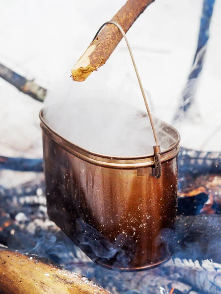 Cocinar sopa en una olla de fuego. Camping de invierno en bosque . — Foto de Stock