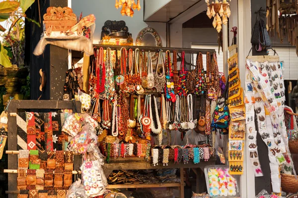 관광객을 위한 기념품을 쇼핑. 많은 액세서리, 자석 및 훈장. 발리입니다. 인도네시아. — 스톡 사진