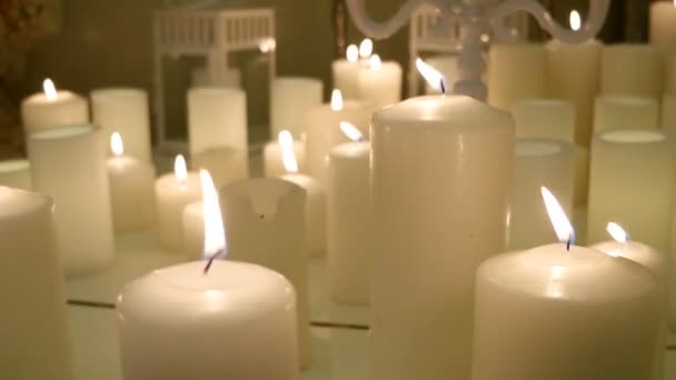 Elemento de la decoración - un montón de velas encendidas — Vídeo de stock
