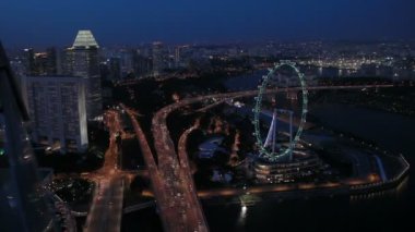 Singapore, Singapur - 16 Ocak 2013. Singapur şehir gün batımında. Gece manzarası. Gökdelenler Marina koyunda. Panorama görünüm.