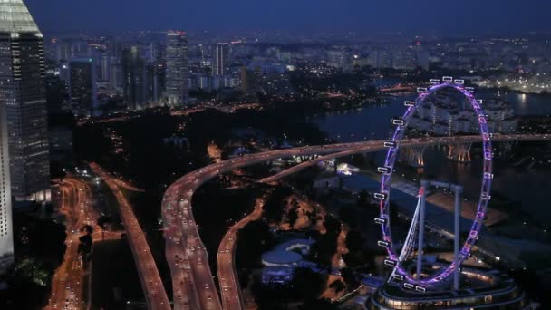 新加坡，新加坡-2013 年 1 月 16 日。新加坡市日落时。在晚上的天际线。在滨海湾的摩天大楼。全景视图. — 图库视频影像