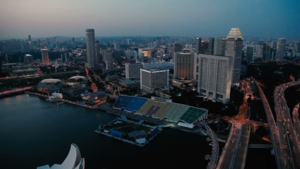 Singapur, Singapur - 16 stycznia 2013. Miasto Singapur o zachodzie słońca. Skyline w nocy. Wieżowce w Marina Bay. Widok na panoramę. — Wideo stockowe