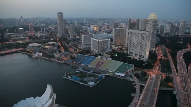 新加坡，新加坡-2013 年 1 月 16 日。新加坡市日落时。在晚上的天际线。在滨海湾的摩天大楼。全景视图. — 图库视频影像