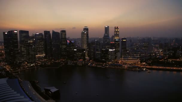 Singapur, Singapur - 16. ledna 2013. Singapur město při západu slunce. Panorama v noci. Mrakodrapy v Marina Bay. Panoramatický pohled. — Stock video