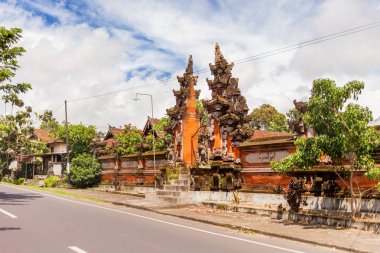 Ubud, Endonezya figürlü kapı ev. Geleneksel Uzakdoğu mimarisi.