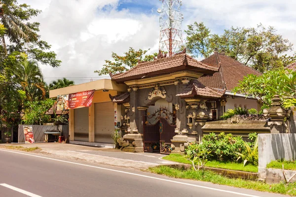 UBUD, INDONESIA - 26 de enero de 2013. Casa con puerta figurada en Ubud, Indonesia. Arquitectura asiática tradicional . — Foto de Stock