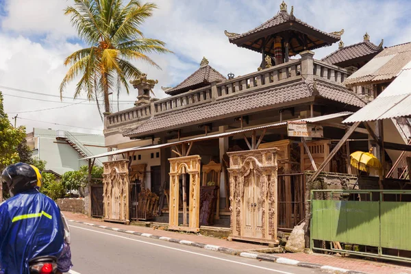 UBUD, INDONESIA - 26 de enero de 2013. Tienda con puertas y portones de madera. Bali, Indonesia . — Foto de Stock