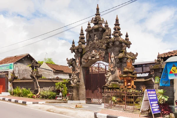 UBUD, INDONESIA - 26 de enero de 2013. Casa con puerta figurada en Ubud, Indonesia. Arquitectura asiática tradicional . — Foto de Stock
