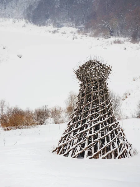 NIKOLA-LENIVETS, RUSIA - 15 de enero de 2017. Artobject "Lighthouse on the Ugra", uno de los proyectos de arte terrestre más famosos y antiguos de Nikolay Polisski. Un símbolo idiosincrático de Nikola-Lenivets . — Foto de Stock